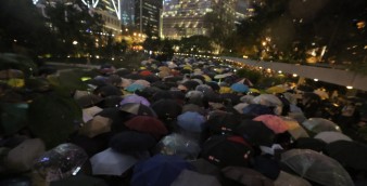 Thousands of workers from the financial sector join a "flash mob" at the Chater Garden in Central on Thursday night to press demands relating to the extradition bill. Photo: HKEJ
