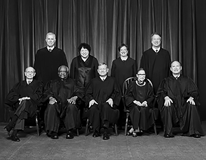 Рут Гинзбург (вторая справа в первом ряду) была одним из главных «штыков» либералов в Верховном суде США