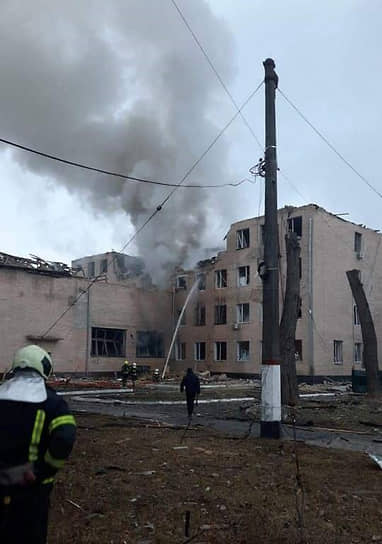 Пострадавшее после обстрела здания военной базы в городе Бровары Киевской области