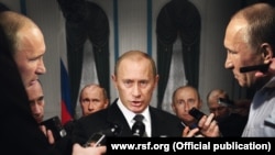Плакат организации "Репортеры без границ" под названием "Путин и много путиных"