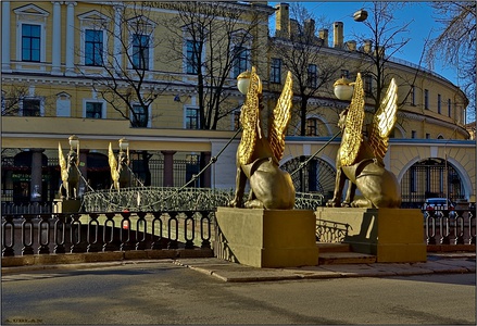 Крылатые львы на Банковском мосту в Санкт-Петербурге