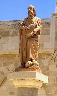 Статуя святого Иеронима (на переднем плане) перед церковью Святой Екатерины в Вифлееме 