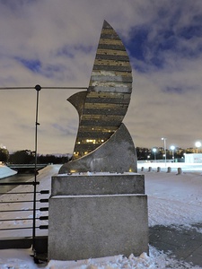 Стилизованный грифон на Ледовом мосту в Санкт-Петербурге