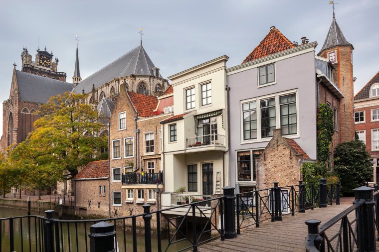 Historic canal houses along the Voorstraathaven with the Grote Kerk in the background (Photo: kievith/Getty Images)