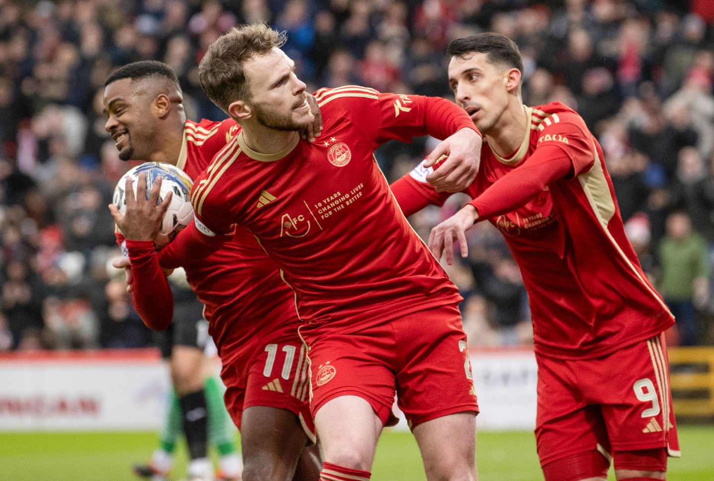 Aberdeen's Nicky Devlin celebrates after making it 1-1 against Hibs. Image: SNS