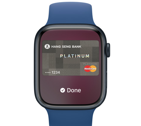 Apple Watch 的正面圖。某人用 Apple Pay 完成付款。