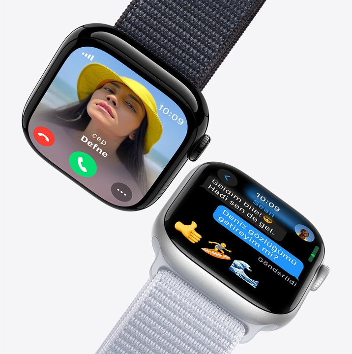 İki adet Apple Watch Series 9. İlkinin ekranında gelen arama gösteriliyor. İkincide mesaj sohbeti görülüyor.