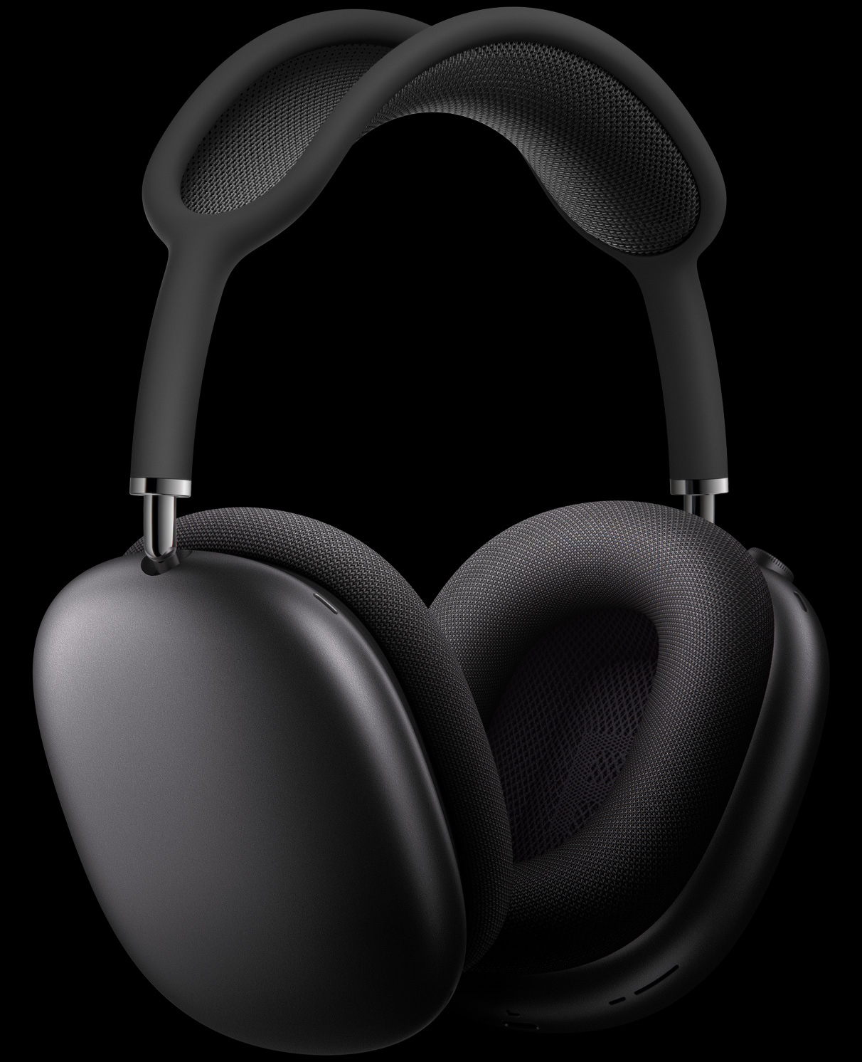 Вид із ракурсу три чверті на AirPods Max космічного сірого кольору із зовнішніми мікрофонами, розміщеними в навушниках.