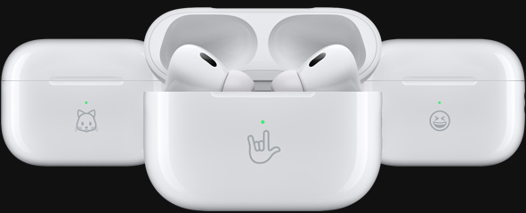 Auf drei MagSafe Ladecases sind Beispiele für Emojis graviert: ein Kätzchen, ein Ich-liebe-dich-Handzeichen und ein Smiley.