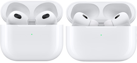 Des AirPods et des AirPods Pro rangés dans leur étui ouvert