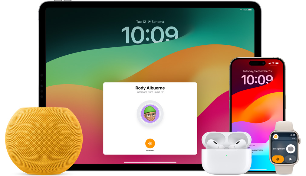 Opstilling med en gul HomePod mini, en iPad, AirPods i et etui, en iPhone og et Apple Watch med en lyserød rem.