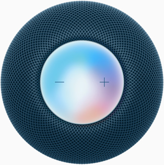 Blå HomePod mini sedd ovanifrån med volymreglage (plus och minus) på en flerfärgad skärm.