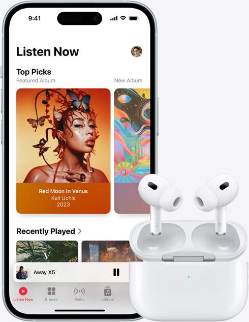 Attēls ar iPhone 15, kas atskaņo ierakstu Apple Music, blakus AirPods.