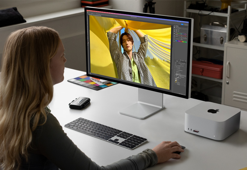 写真家がMac StudioとStudio Displayで作業している