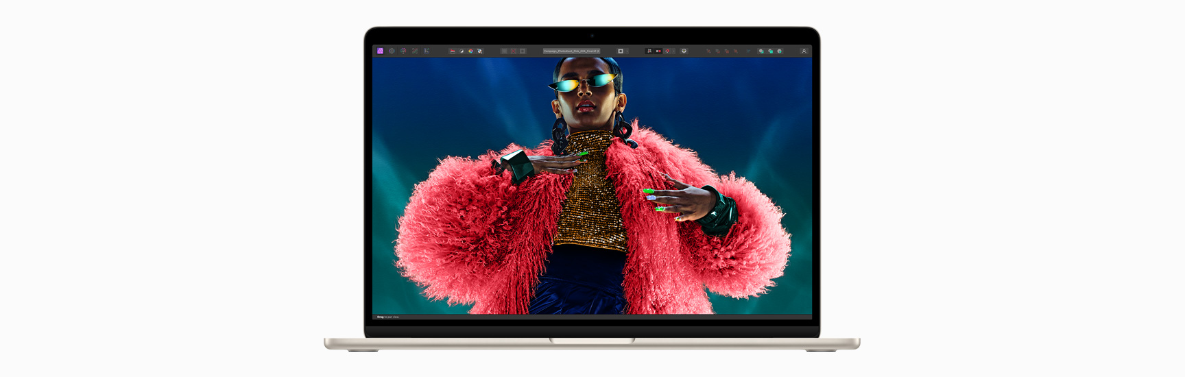 MacBook Air’in Liquid Retina ekranını gösteren önden görünümü.
