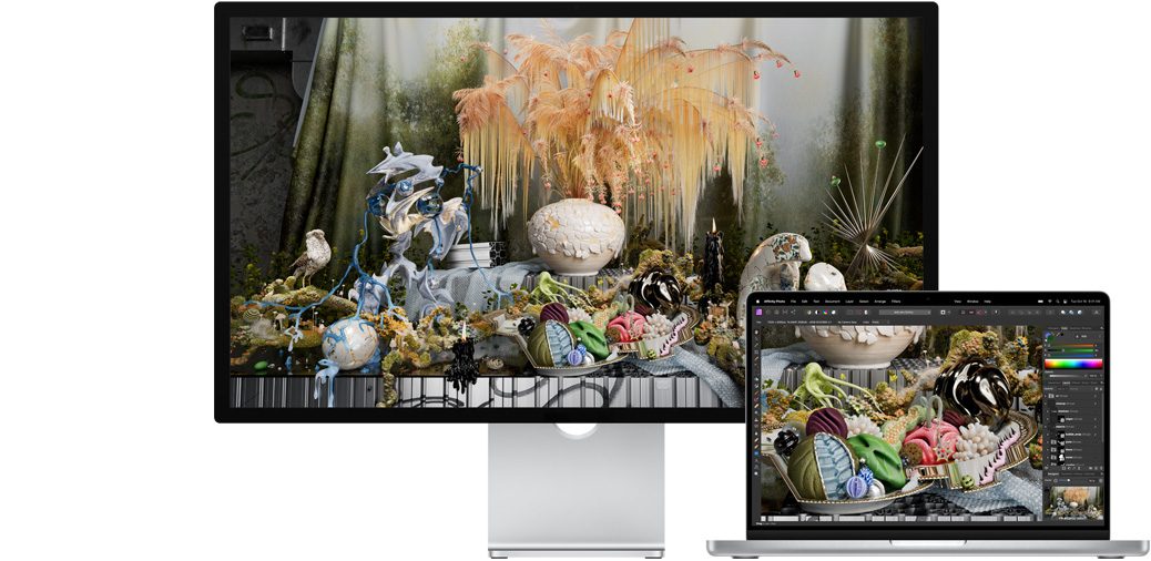 Ekranında Affinity Photo uygulamasındaki bir proje gösterilen Studio Display ve 14 inç MacBook Pro.