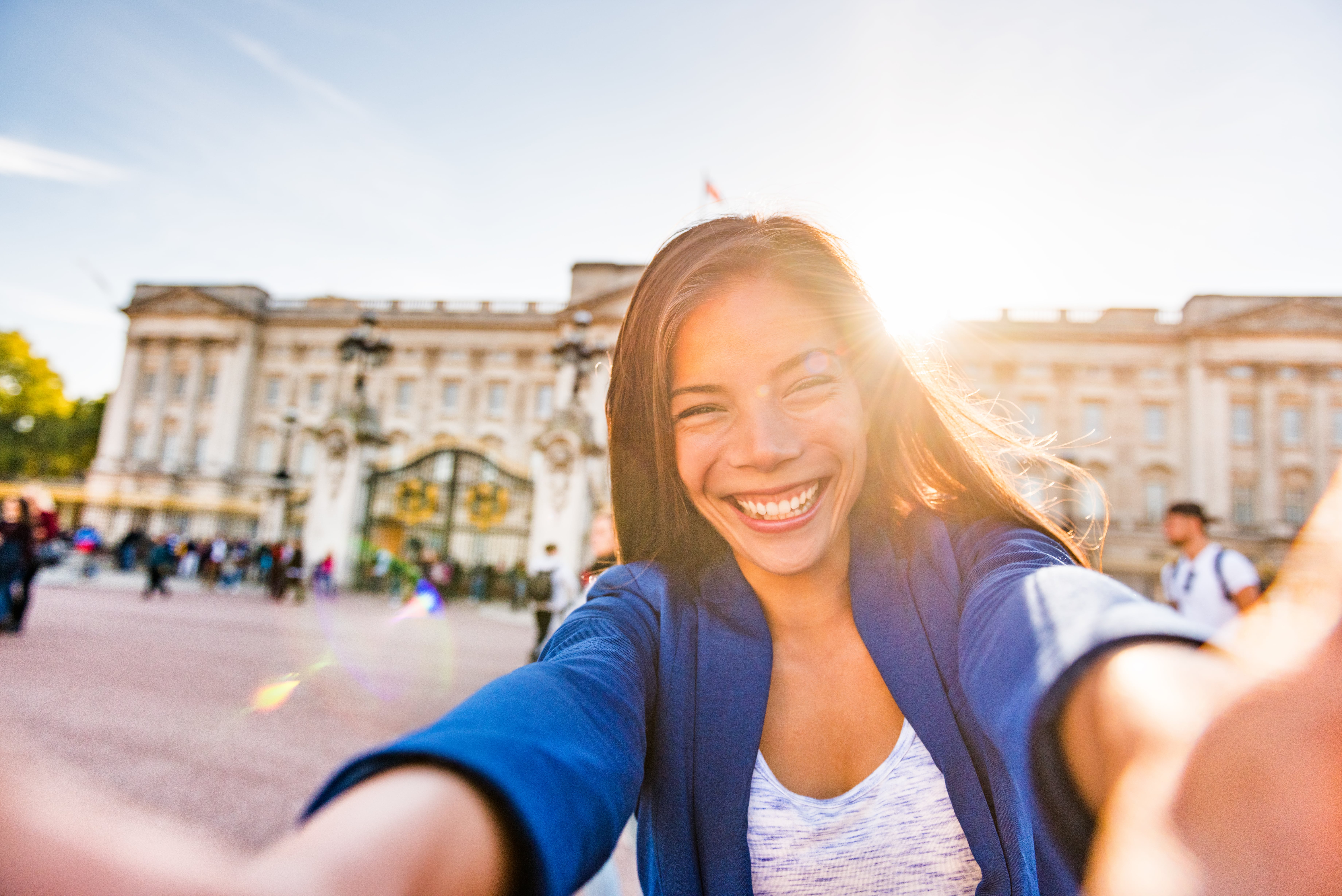 Vlogger taking selfie in front of Buckingham Palace