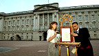 Перед Букингемским дворцом выставляют сообщение о рождении принца