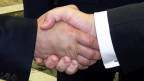 Путин и Порошеко жмут друг другу руки