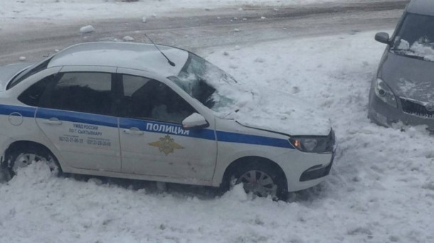 В Сыктывкаре снежная глыба придавила полицейский автомобиль
