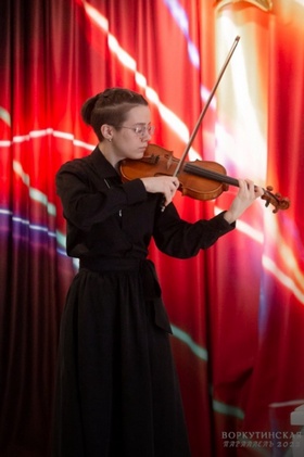 Талантливой скрипачке из Воркуты требуется помощь с восстановлением зрения