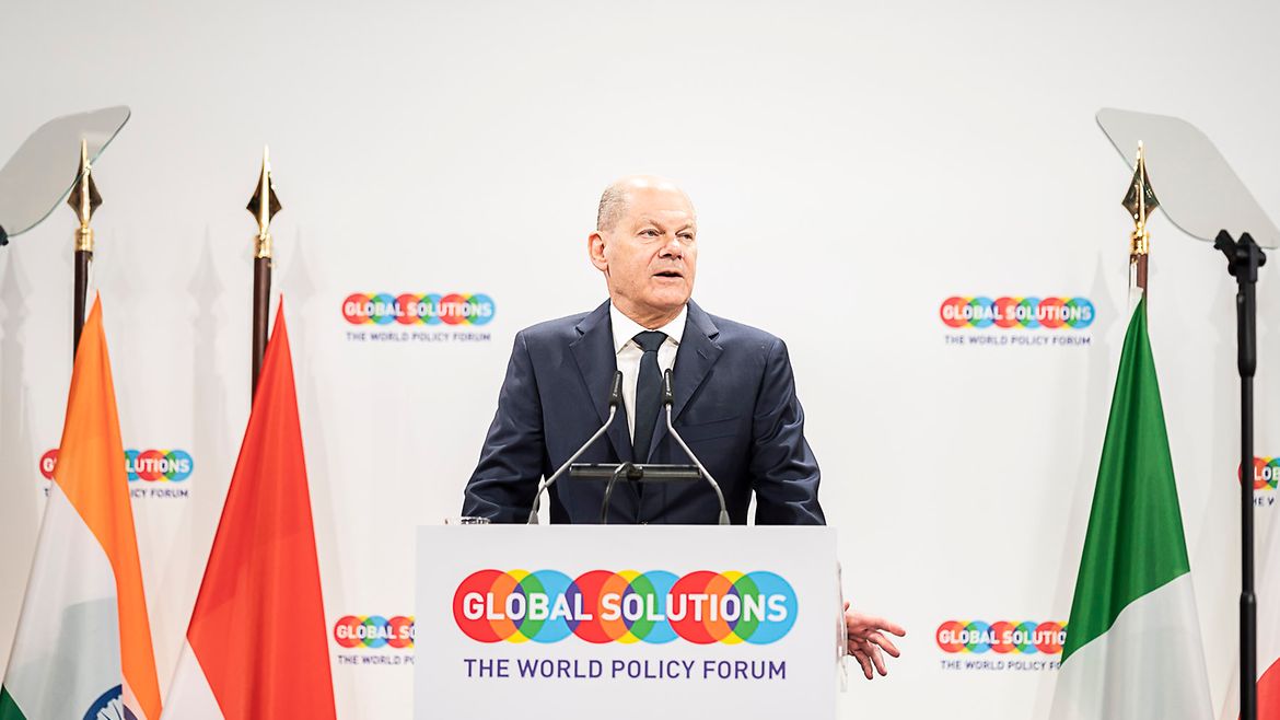 The photo shows Federal Chancellor Olaf Scholz at the Global Solutions Summit.