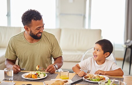 Padre e hijo compartiendo una comida.