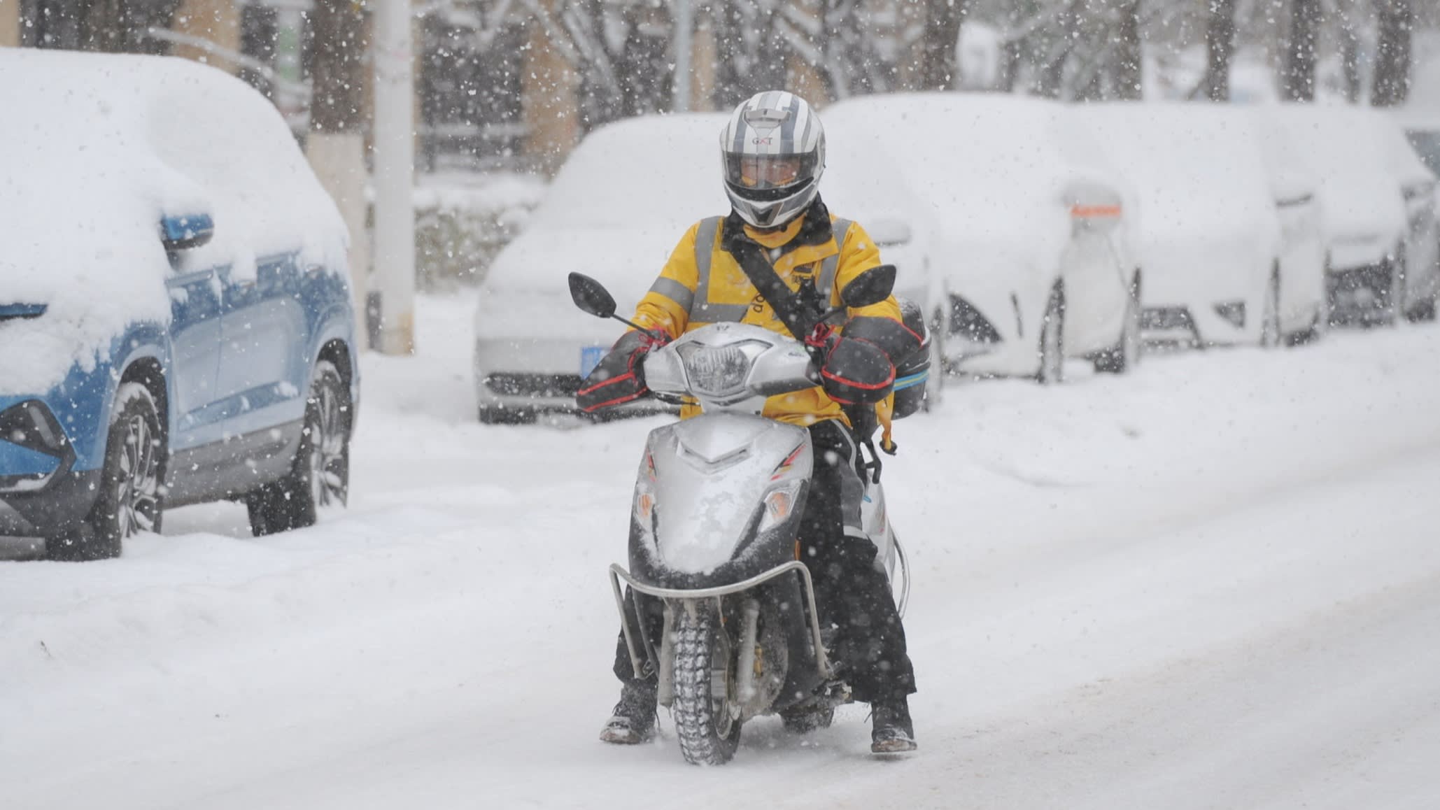 A Beijing delivery driver working in the snow