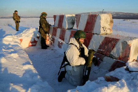 Солдаты Северного флота научились стрелять из огнемета «Шмель» на печенгском полигоне