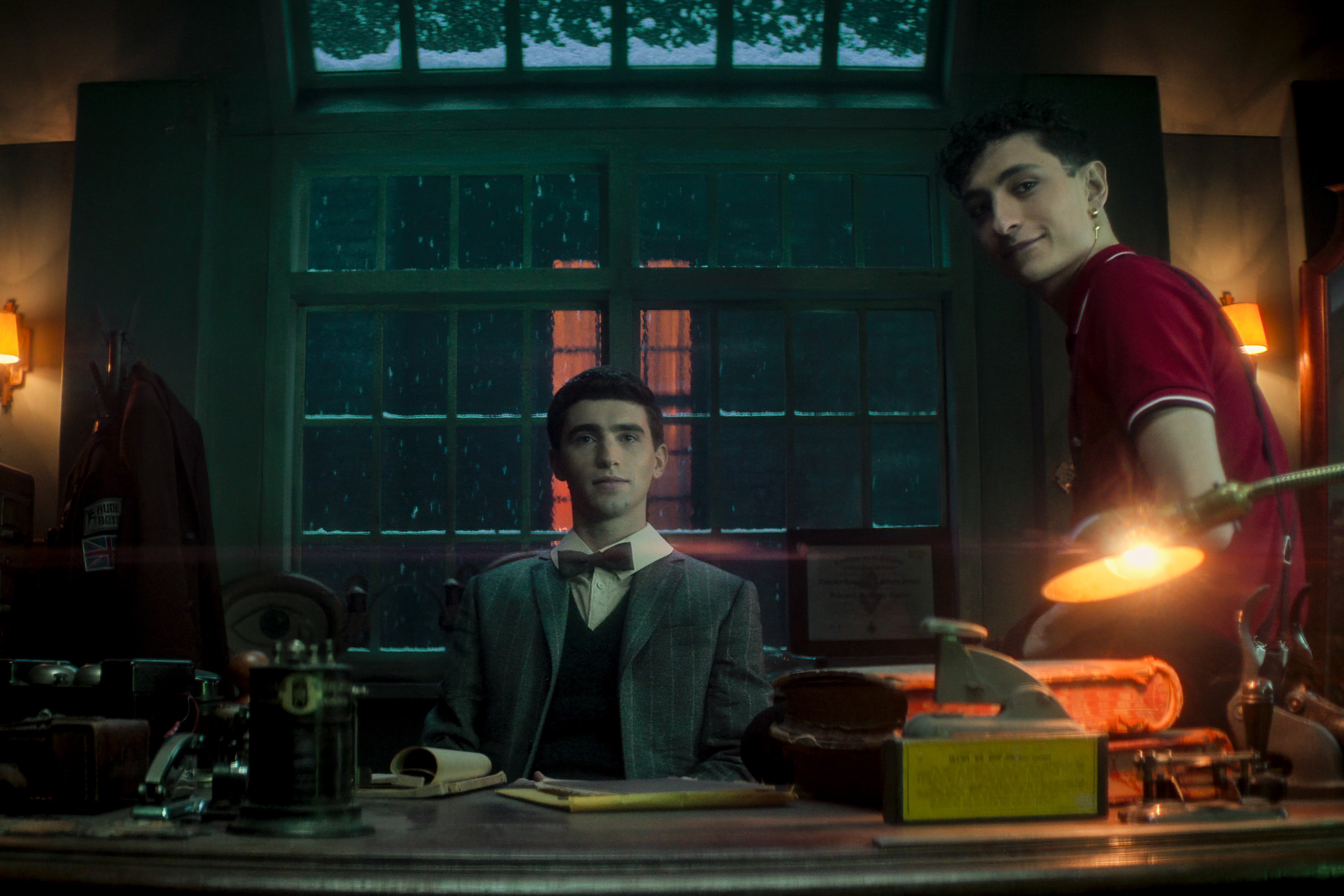 DEAD BOY DETECTIVES. (L to R) George Rexstrew as Edwin Payne and Jayden Revri as Charles Rowland in episode 101 in DEAD BOY DETECTIVES. Cr. Courtesy of Netflix © 2023