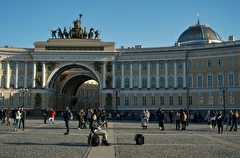 Последний снег вывезли с Дворцовой площади Петербурга