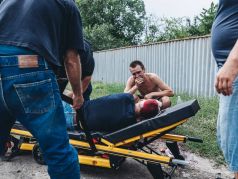 Жителю Бахмута, раненному шрапнелью во время обстрела города, оказывают первую помощь. Фото: Diego Herrera Carcedo / Anadolu Agency / ABACAPRESS / ddp images / Vida Press