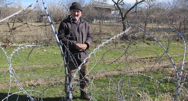 85-летний Давид Ванишвили в селе Хурвалети оказался на стороне Южной Осетии от административной линии разграничения после того, как российские пограничники в 2013 году начали «бордеризацию». Его дом и прилегающий к нему двор теперь отделены заграждением от территории Грузии. Фото: Levan Asatiani, © Аmnesty International 