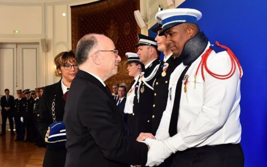 Le policier, dont la voiture avait été incendiée par des casseurs cette semaine, a été décoré ce samedi par Bernard Cazeneuve. 