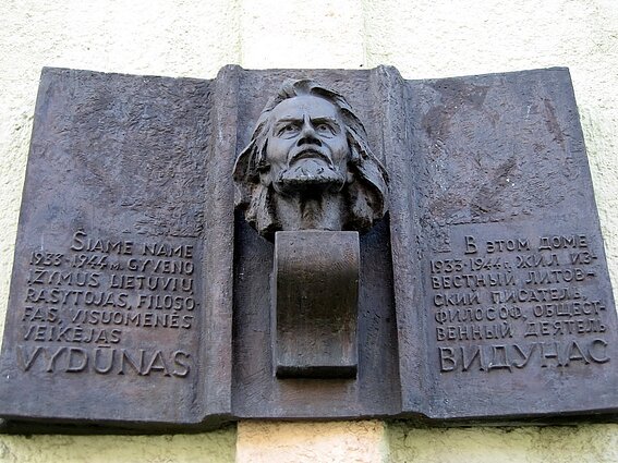 Мемориальная доска литовскому писателю и философу Видунасу 