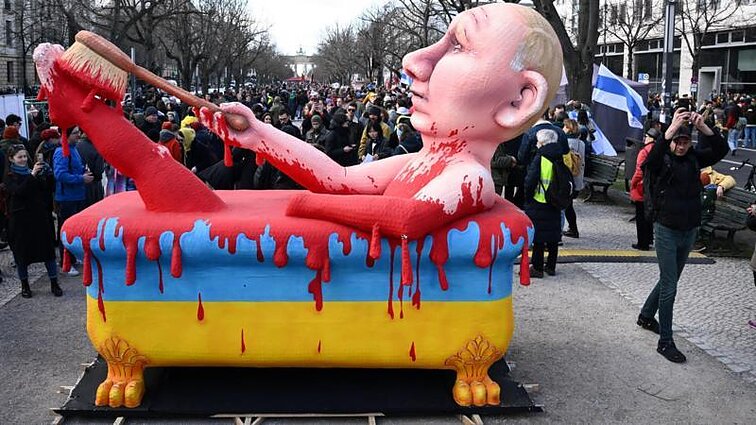 Инсталляция у российского посольства в Берлине — фигура Владимира Путина, купающегося в крови