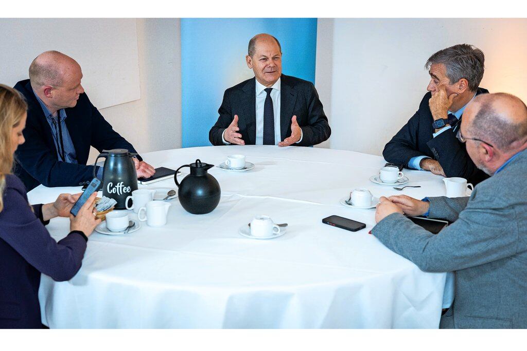 Bundeskanzler Olaf Scholz (SPD) beim Interview mit den MAZ-Redakteuren Benno Rougk (r.) und Philip Rißling (2.v.l.).