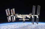  La Estación Espacial Internacional con la Tierra al fondo
