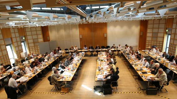 NDR Rundfunkrat bei einer Sitzung im Konferenzraum beim NDR in Hamburg-Lokstedt © NDR Foto: Marcus Krüger