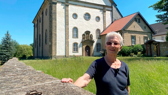 In den 60er Jahren wurde der Harz der "Hausberg der Dänen" genannt. Rund 70.000 Dänen kamen in der Saison in das norddeutsche Mittelgebirge. Die Harzer stellten sich darauf ein. Christel Christliebs Vater, ein Däne, hatte einen Laden mit dänischen Spezialitäten. Sie half ihrem Vater im Laden und begleitete ihre Landsleuten auf Sightseeing-Tour durch die Berge. © NDR/Katrin Heineking 