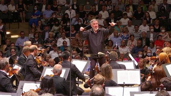 Konzertszene: Alan Gilbert dirigiert das NDR Elbphilharmonie Orchester beim Saisonabschlusskonzert am 25. Juni 2022 in der Elbphilharmonie Hamburg © Screenshot 