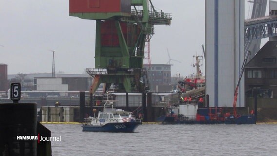 Ein Schiff der Küstenwache sichert die Stelle im Hamburger Hafen, auf der ein Frachtschiff gesunken ist. © Screenshot 