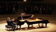 Die Brüder Lucas und Arthur Jussen begeisterten mit ihrem Spiel die Zuhörerinnen und Zuhörer in der Elbphilharmonie. © Screenshot 