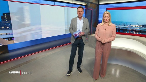 Die Moderator:innen Ulf Ansorge und Dina Hille im Studio. © Screenshot 