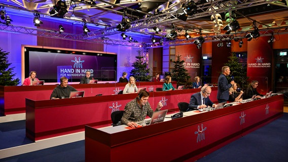 Prominente und Mitarbeiterinnen und Mitarbeiter im Callcenter in Lokstedt. © NDR Foto: Markus Hertrich