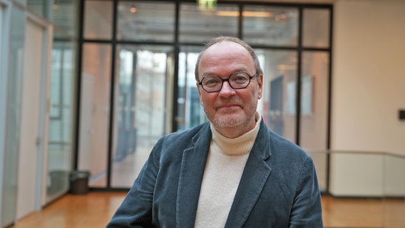 Schauspieler, Autor und Hörspielsprecher Jens Wawrczeck lächelt im Landesfunkhaus des Norddeutschen Rundfunks Hamburg © NDR Foto: Fabian Möller