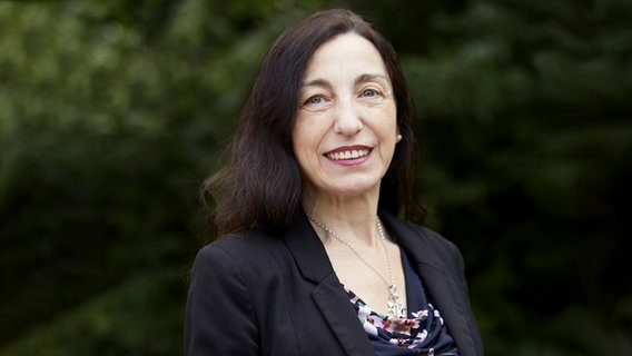 Eine Frau mit langen dunklen Haaren lächelt in die Kamera. © Ernst Deutsch Theater Foto: Lisa Pickl