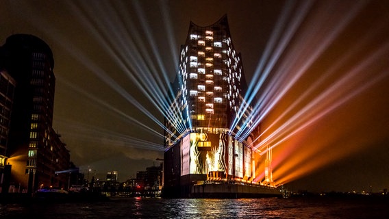 Lichtshow an der Elbphilharmonie während der Eröffnung © Elbphilharmonie Hamburg Foto: Ralph Larmann