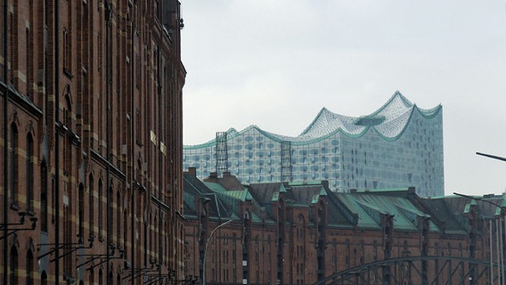 Die Elbphilharmonie mit der Speicherstadt im Vordergrund  Foto: Marc-Oliver Rehrmann