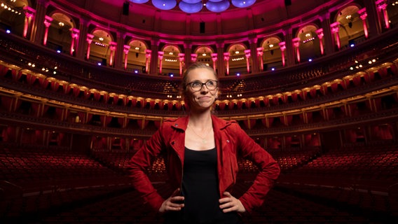 Eine junge Frau mit Brille und langen Haaren lächelt glücklich und schaut nach oben in der Royal Albert Hall Londons © Nick Rutter Foto: Nick Rutter